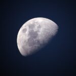 ¿Por qué siempre vemos la misma cara de la luna? ¡Descubre su secreto!