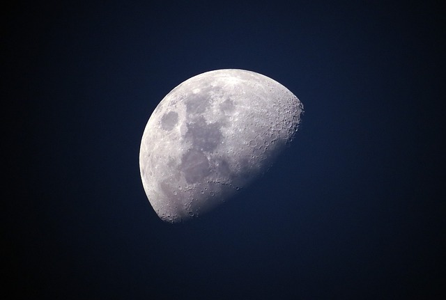 ¿Por qué siempre vemos la misma cara de la luna? ¡Descubre su secreto!